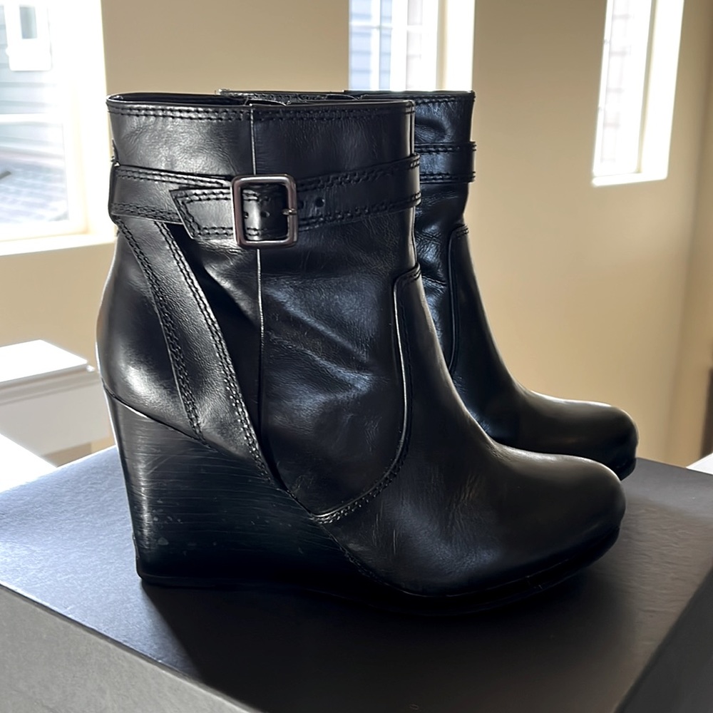 Kenneth Cole Reaction ankle wedge boots. SZ 7 medium.